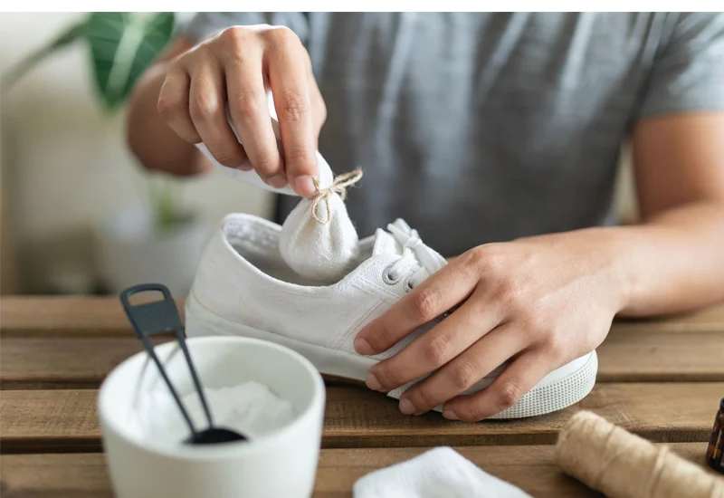 xử lý giày bị hôi và ẩm mốc
