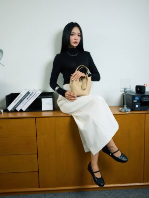 phối phụ kiện với Túi xách công sở nữ bucket quai ngắn kèm ví – TX5A0501