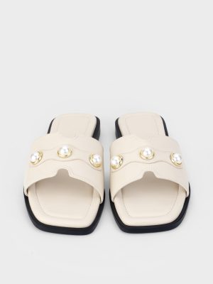 Dép nữ mũi vuông màu kem, quai ngang đính ngọc trai, đế bệt gót thấp – DB5B0117