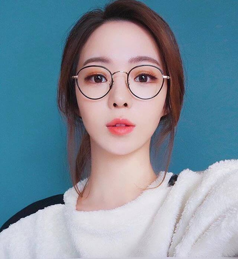 Mặt dài đeo kính gì - Kính gọng tròn